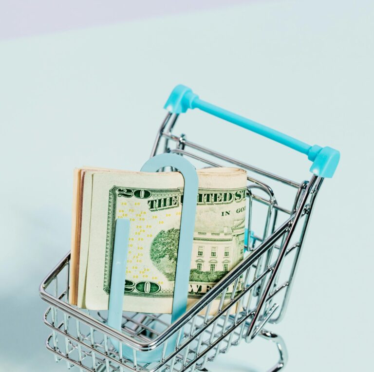 Mikro yatırım uygulamaları 2025 – küçük sermayeyle dijital yatırım yapan kullanıcıları temsil eden finansal uygulama görseli.