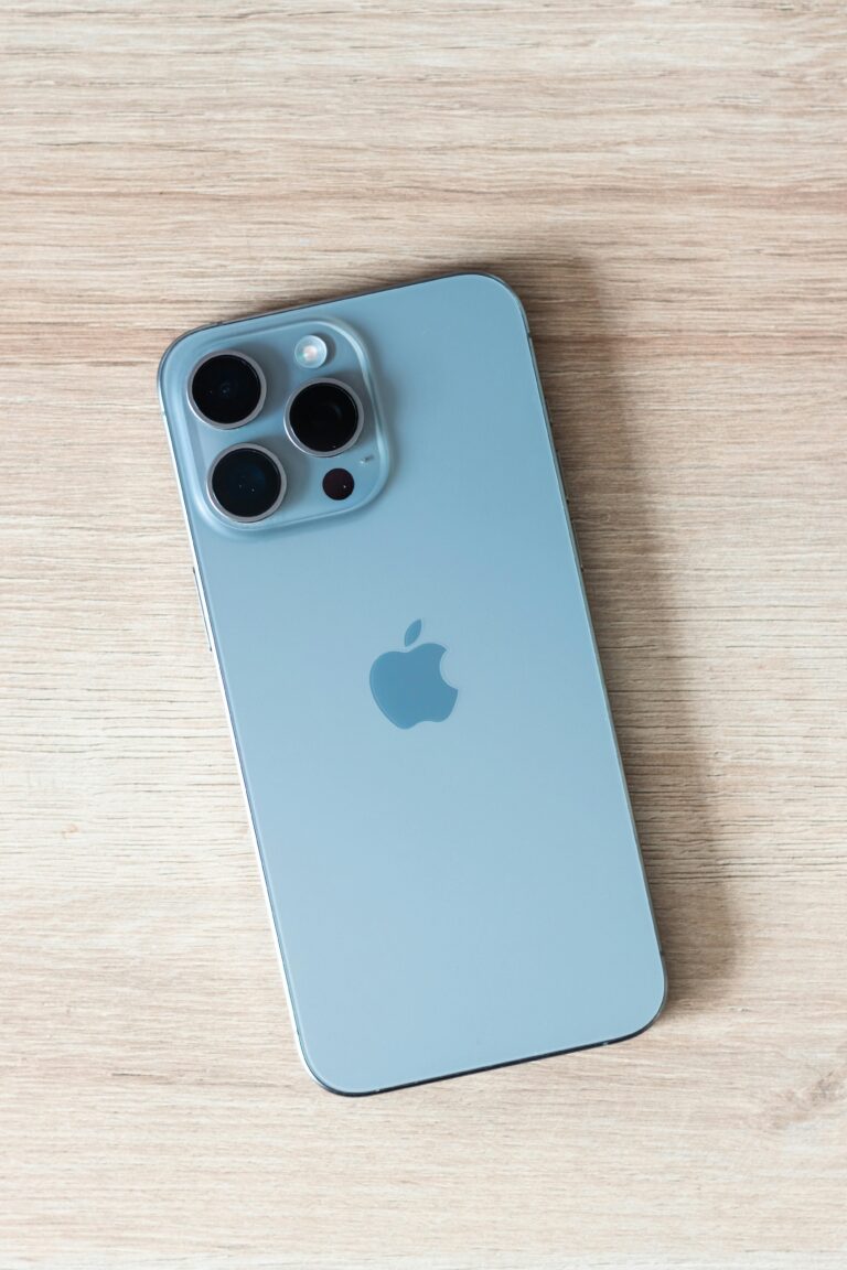 Apple iPhone 17 Pro Max titanyum kasa, üçlü arka kamera ve ProMotion OLED ekran tasarımıyla masada duran akıllı telefon.